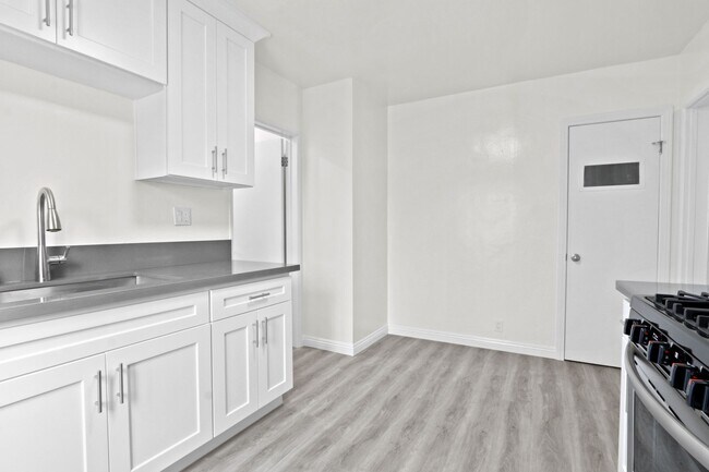 Building Photo - 1824 16th St in Santa Monica