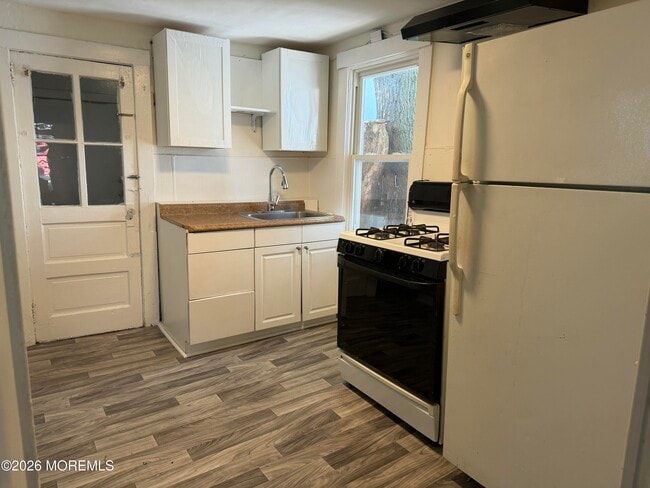 Building Photo - 405 1/2 Brinley Ave