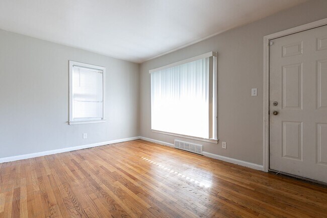 Building Photo - Beautiful Brick Bungalow Only 1375/mo!