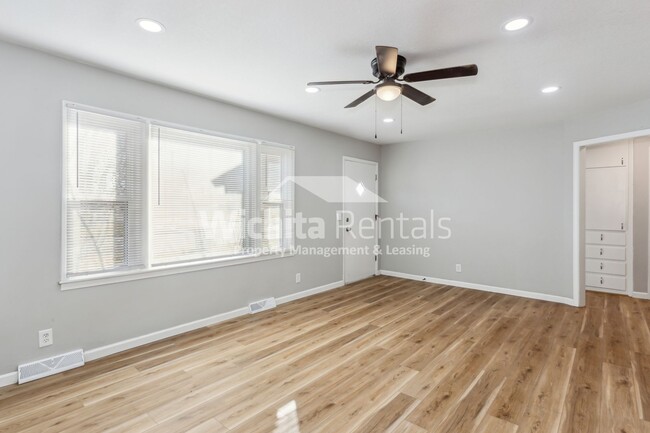 Building Photo - Fully renovated 2 bedroom, 1 bathroom, wit...