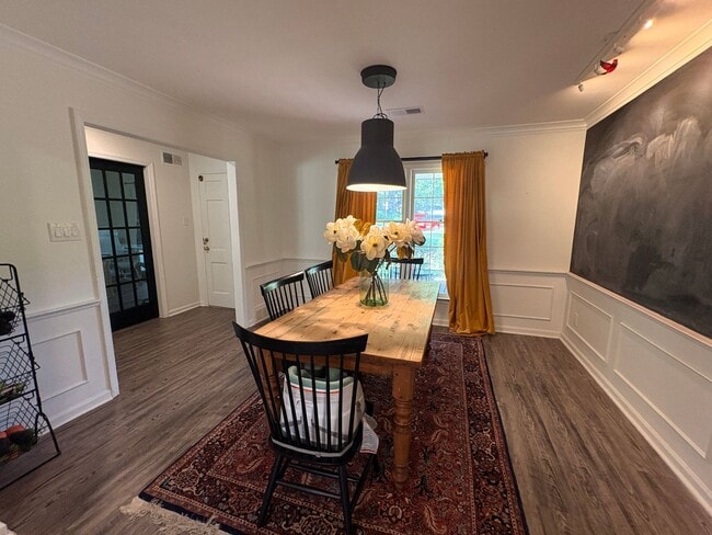Building Photo - Renovated Home In The Heart Of East Memphis! Fully Fenced Backyard! No Carpet!