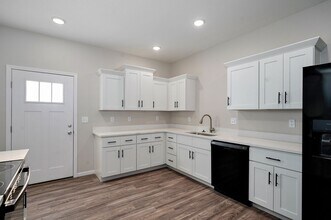 Building Photo - 308 S Hampton Ave