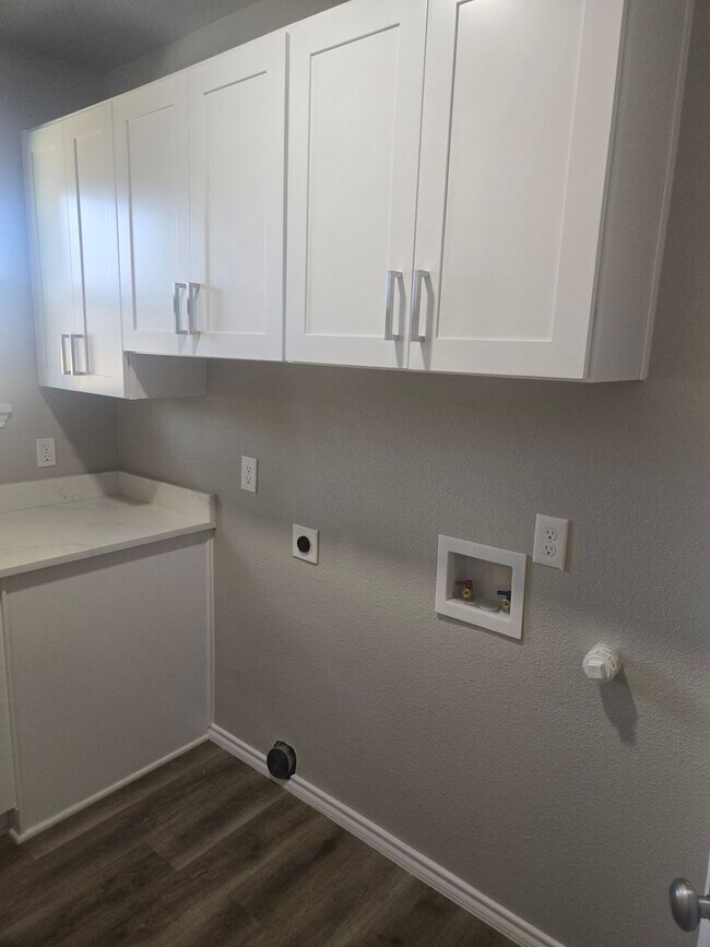 Building Photo - Newly remodeled 4 bedroom 3 full bath two story home located in the heart of Weatherford, TX