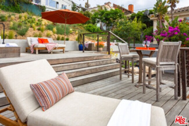 Building Photo - 218 Montreal St