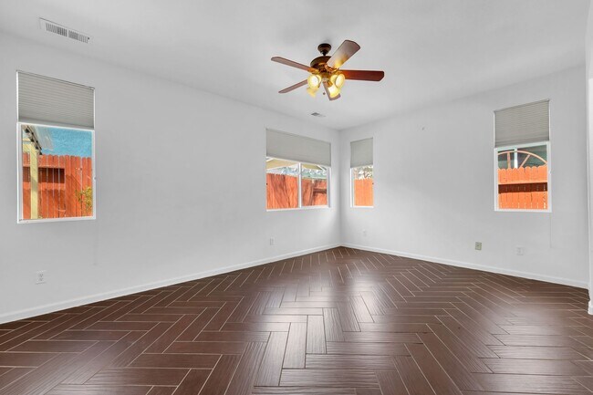 Building Photo - Inviting 3-Bed, 2-Bath Home in Gated Commu...