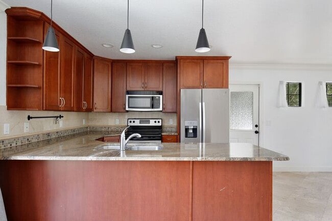 Building Photo - Lovely 3/2.5 Spacious Home with a Large Backyard in an Unbeatable Location near Downtown Orlando!