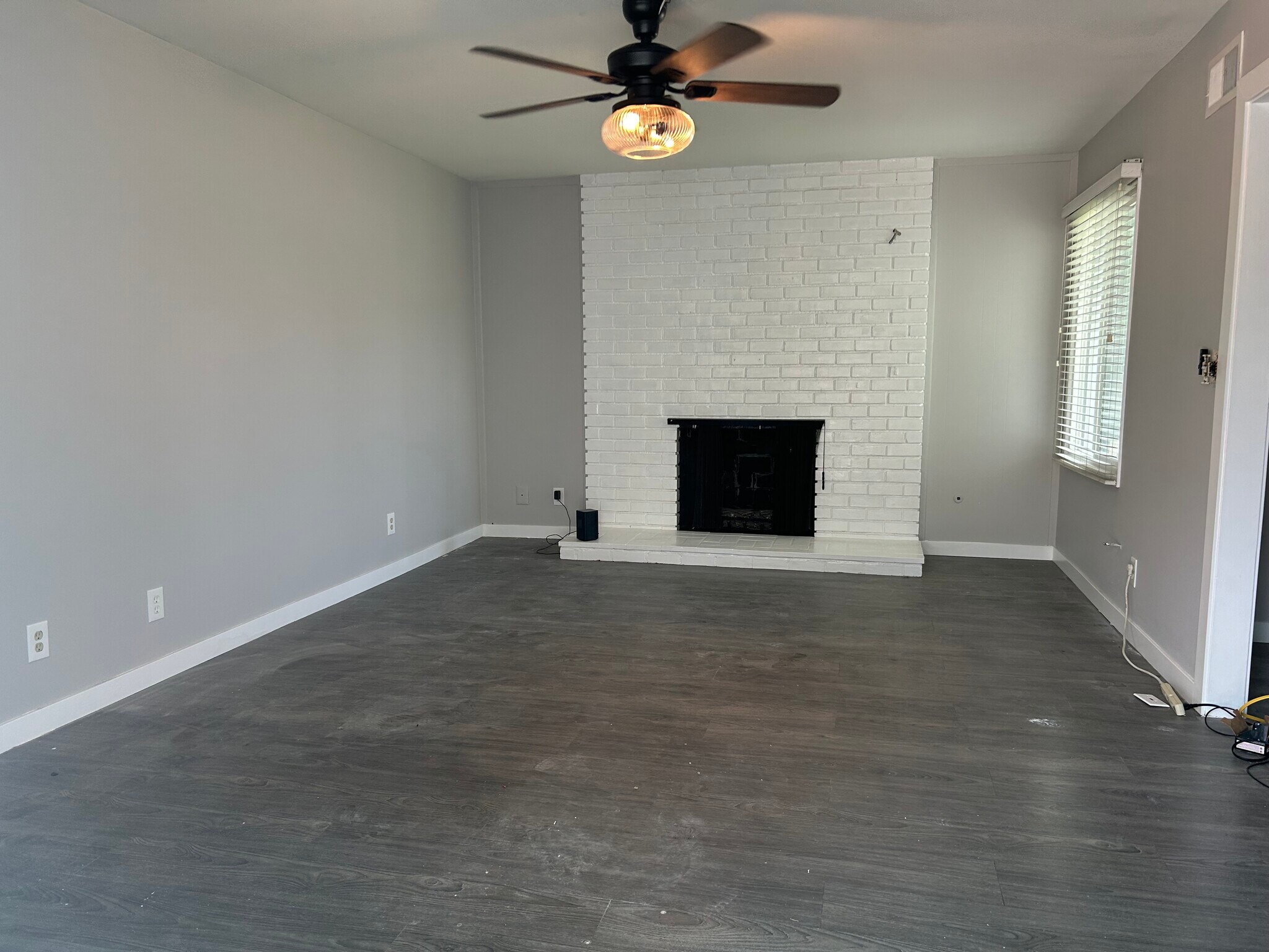 Building Photo - 299 Robinhood Ln