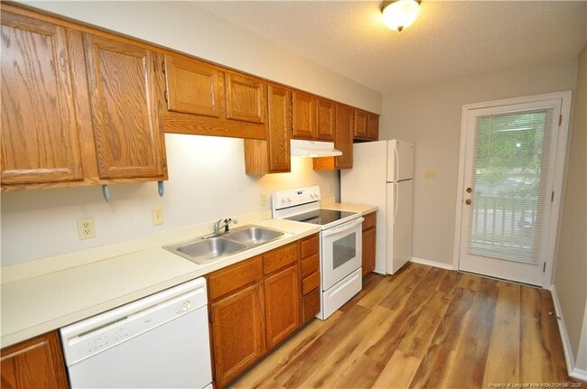 Building Photo - 3901 Lexington Dr