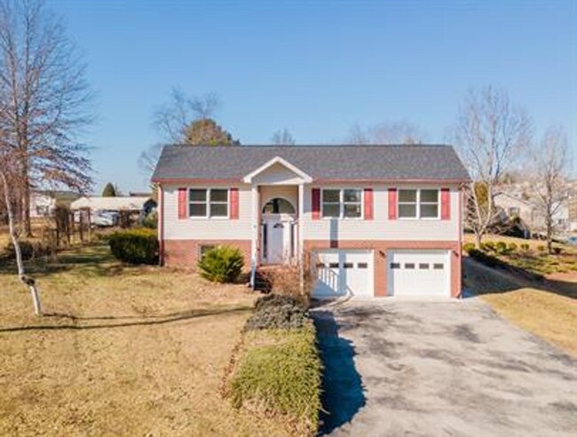 Building Photo - Spacious House In Christiansburg