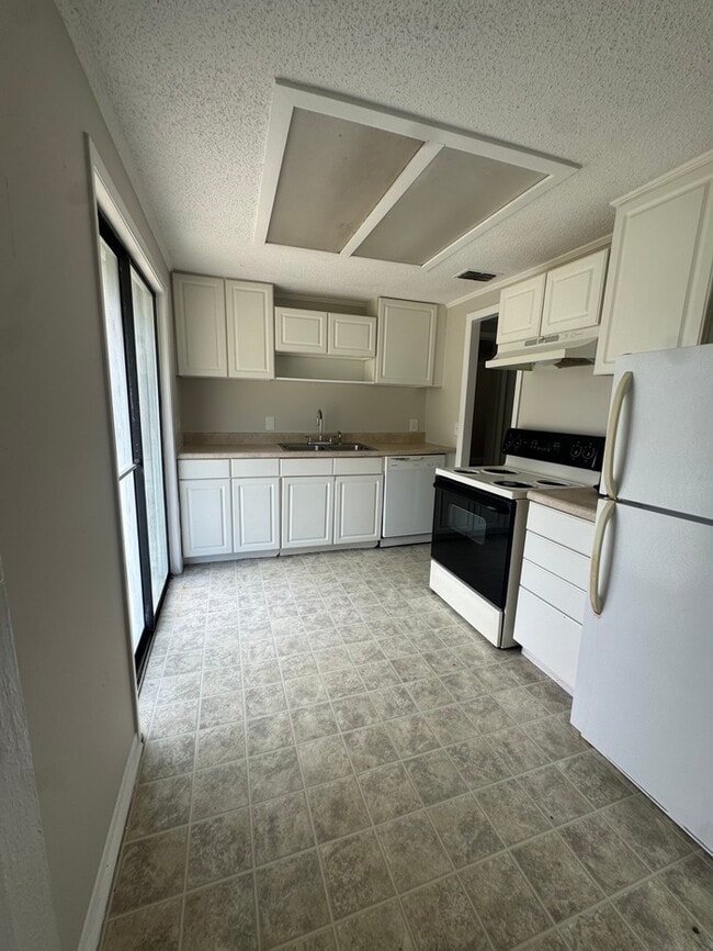 Building Photo - 1344 Lodge Terrace