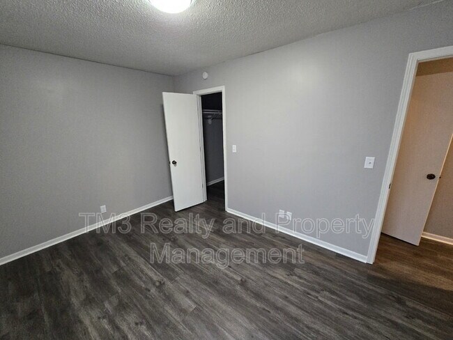 Building Photo - 1602 E Kansas City Rd