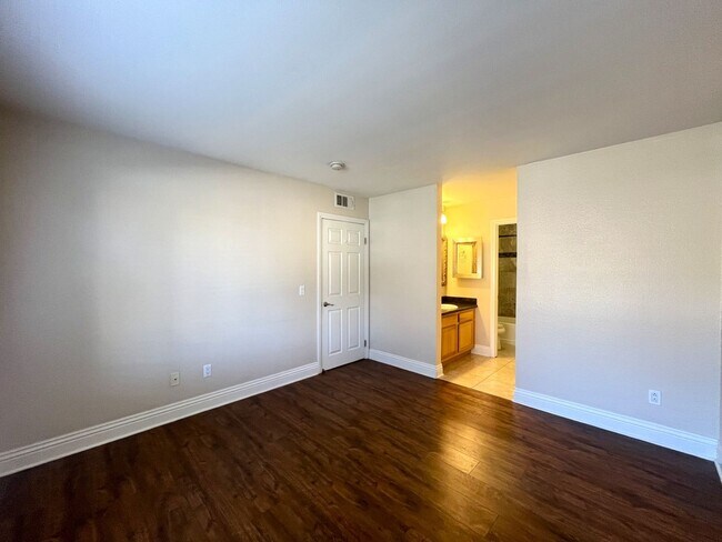 Building Photo - 2 bed, 2 bath located in Corona, CA!