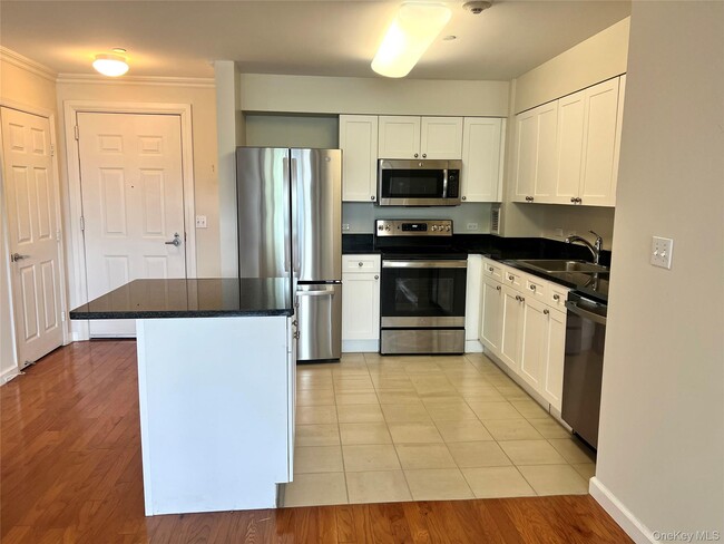 Building Photo - 300 Mamaroneck Ave