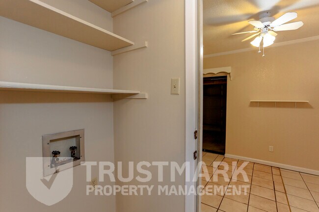 Building Photo - 417 Cottonwood Dr