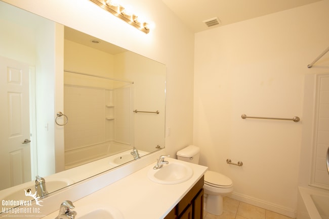 Building Photo - Charming 2Bdm 2Ba Townhome in Centennial H...
