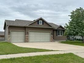 Building Photo - 2901 SE Stonegate Dr