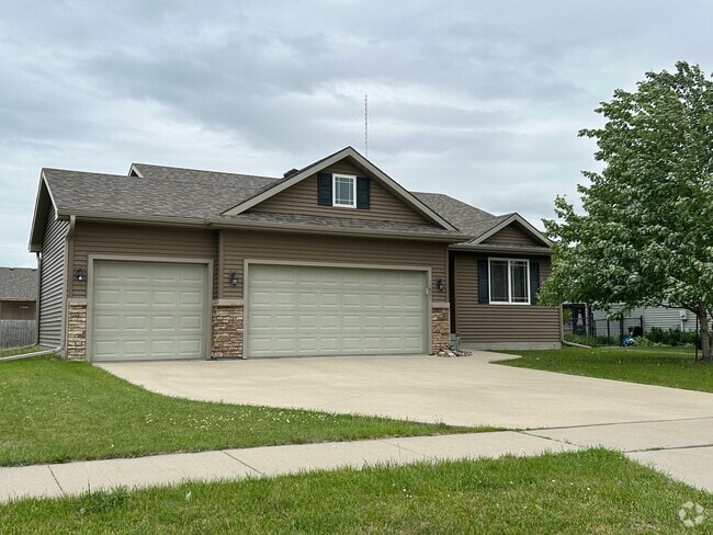 Building Photo - 2901 SE Stonegate Dr