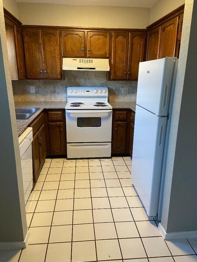 Building Photo - 2125 Beaumont Dr