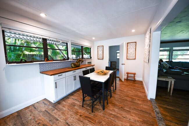 Building Photo - 6432 SE Clairmont Pl