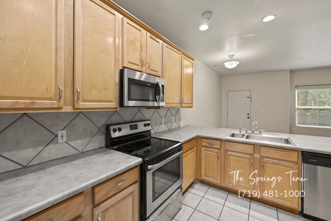 Building Photo - Pinnacle at Cheyenne Mountain Townhome wit...