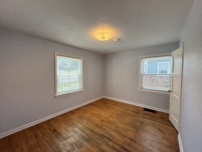 Building Photo - 2745 W Archer Pl