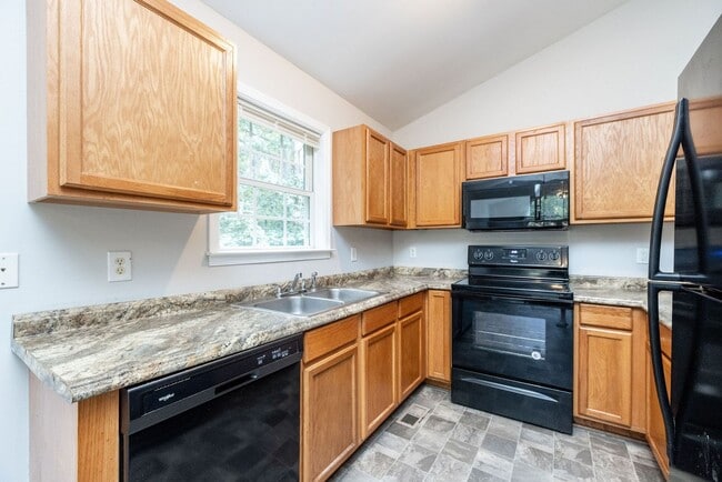 Building Photo - Spacious home in Hopewell