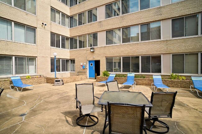 Building Photo - 922 24th St NW