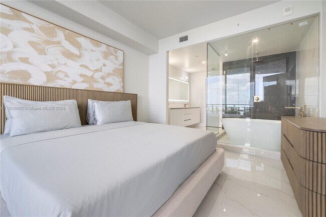 Building Photo - 700 NE 24th St