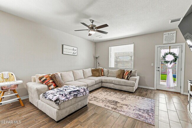 Building Photo - 13876 Loreina Luz Ave