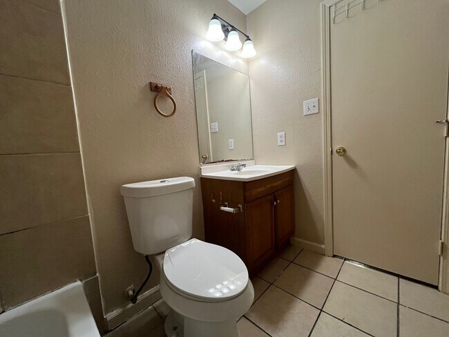 Building Photo - 5202 Fountain Lake Dr
