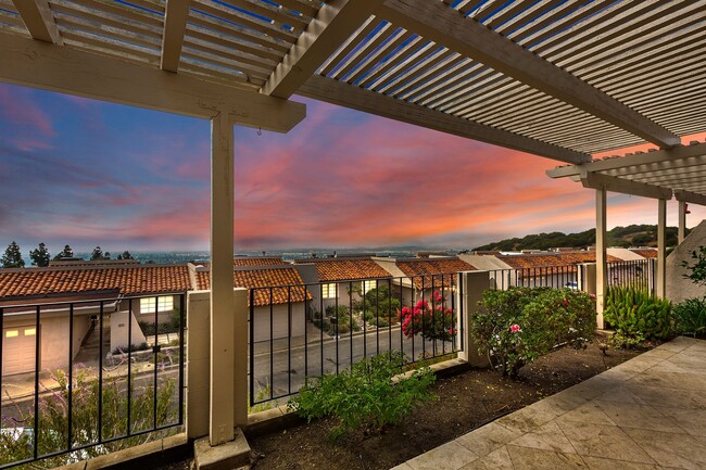 Building Photo - Gorgeous 2 bedroom, 2 bath in the hills ab...