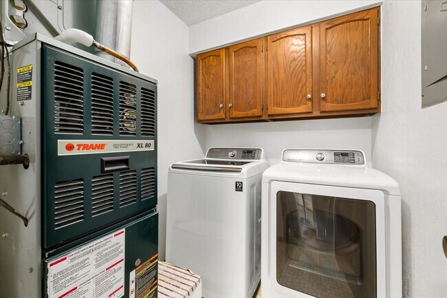 Building Photo - Bright & Updated 2 Bed Rental – Move-In Re...