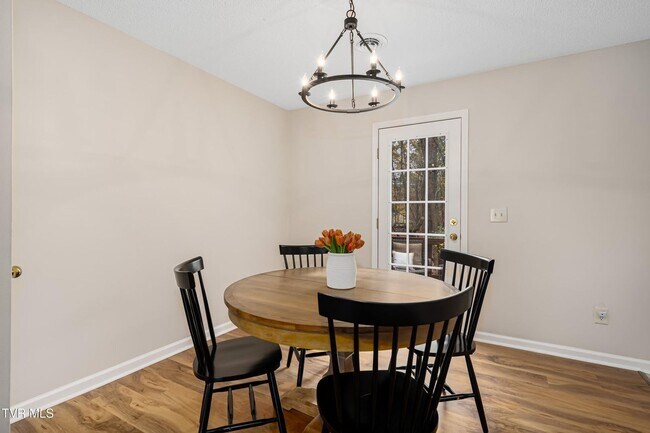 Building Photo - 2 Bdrm / 1.5 Bath Townhouse in Johnson City - Near ETSU, JCMC & VA