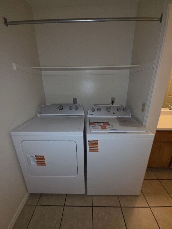 Building Photo - 611-615 N Greenwich Ave