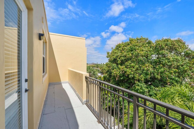 Building Photo - LARGE 3-bed, 3-bath townhome with 2-car ga...
