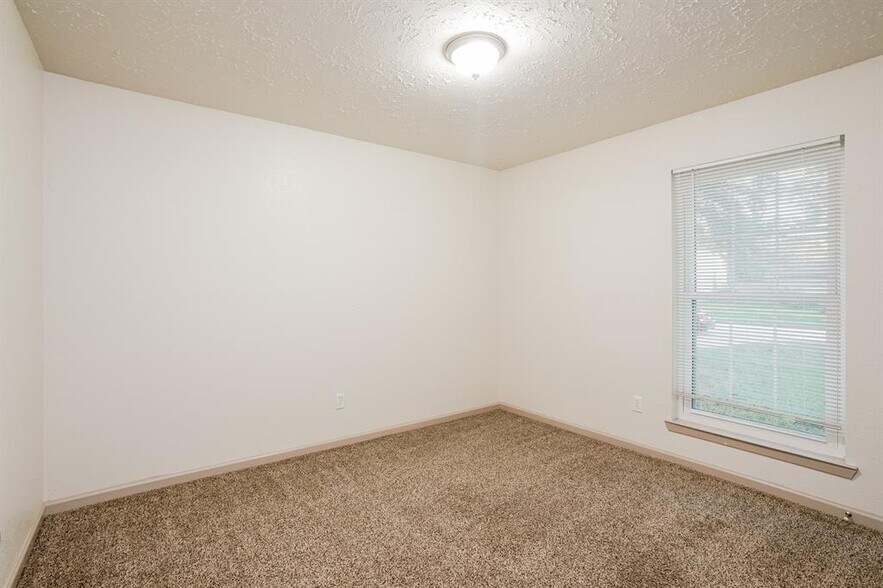 Building Photo - 13430 Piney Oaks Dr