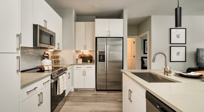 Building Photo - 16717 Westpark Dr