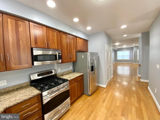 Building Photo - 812 5th St NE