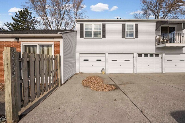 Building Photo - 24692 N Meadow Dr