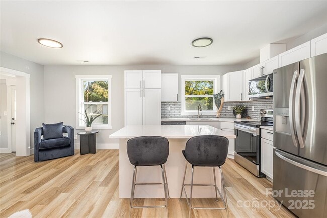 Building Photo - 3208 Clearview Dr