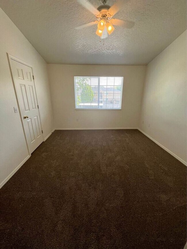 Building Photo - 2304 Sunnybrook Dr