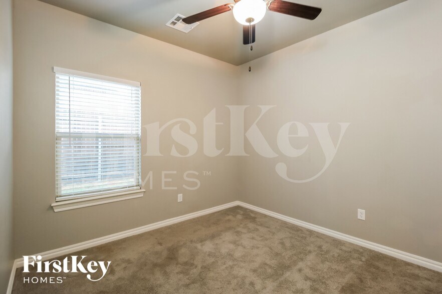 Building Photo - 8401 NW 160th Ct