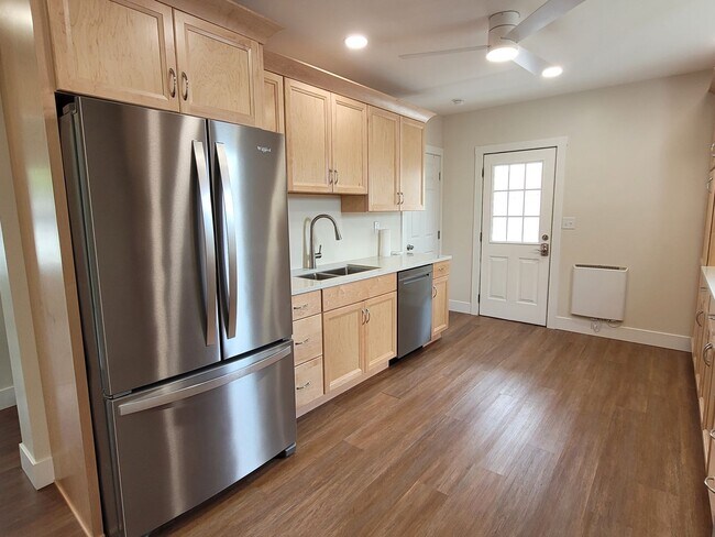 Building Photo - 21 E Maple St