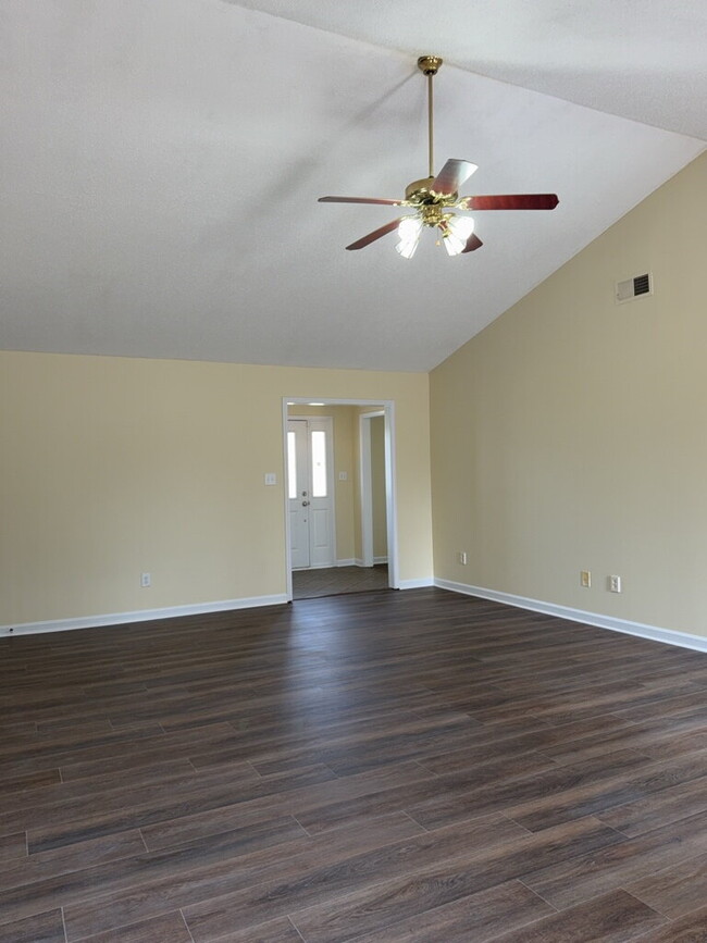 Building Photo - Three Bedroom Two and Half Full Bathroom R...