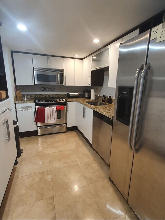 Building Photo - 2333 Brickell Ave