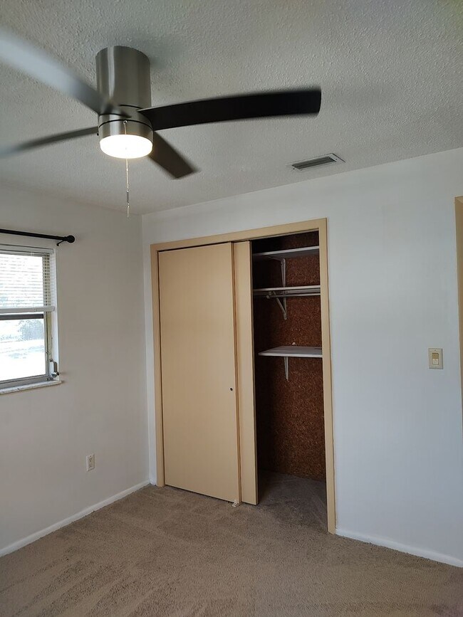 Building Photo - 2 Bedroom, 1 bath, freshly painted, new appliances