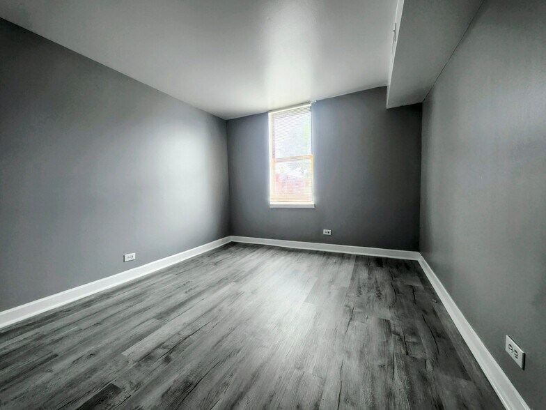 Building Photo - 1846 S Karlov Ave
