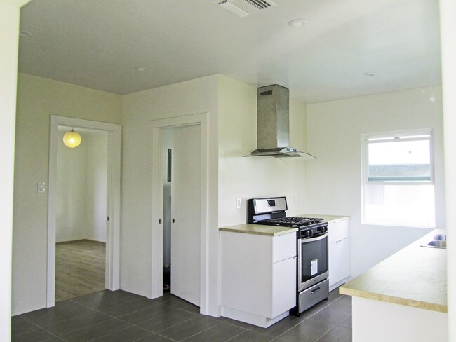 Kitchen - 1312 S Victoria Ave