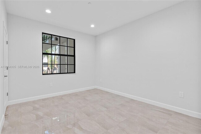 Building Photo - 5745 SW 44th Ct