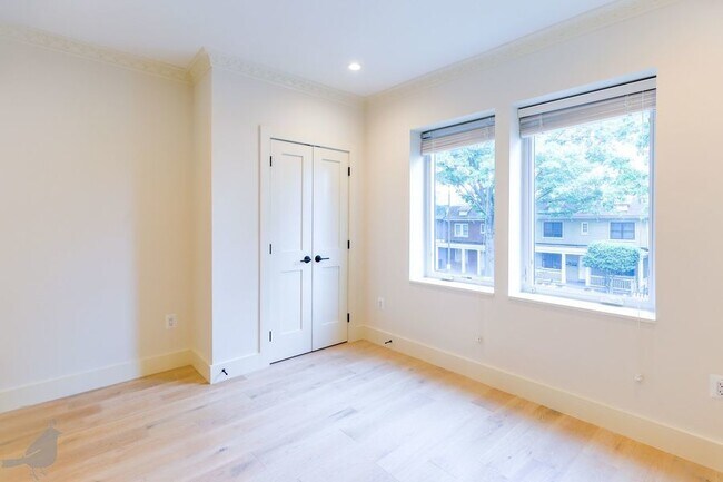 Building Photo - Modern 4 Bedroom Penthouse in Nest to Unio...